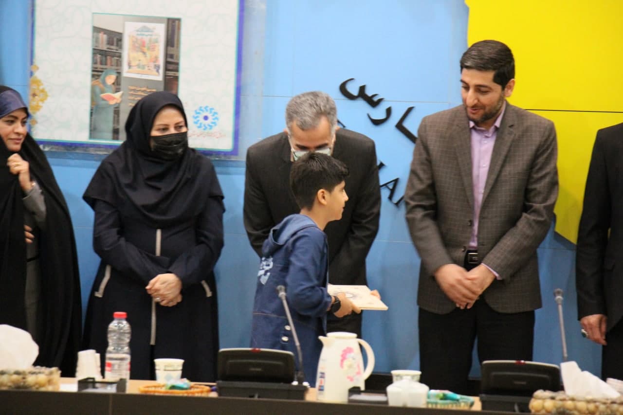 کتابخوانی، راهبردی است که میتواند بسیاری از مشکلات جامعه را حل کند