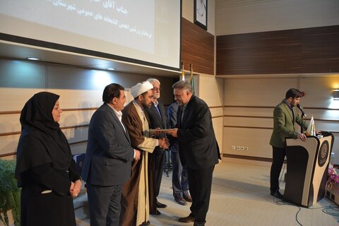 ضرورت حفظ جایگاه کتاب را در بین جوانان و خانوادهها