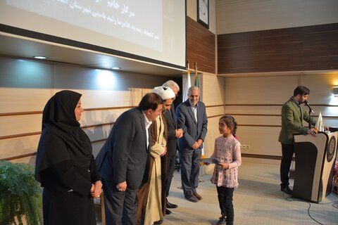 ضرورت حفظ جایگاه کتاب را در بین جوانان و خانوادهها