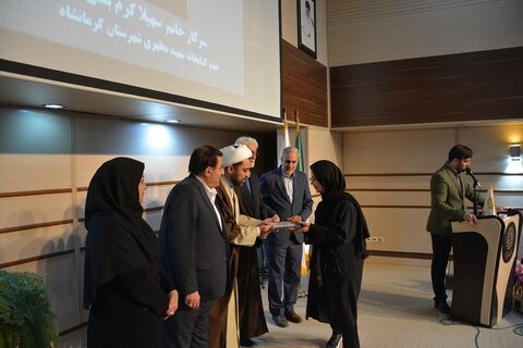 ضرورت حفظ جایگاه کتاب را در بین جوانان و خانوادهها