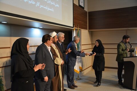 ضرورت حفظ جایگاه کتاب را در بین جوانان و خانوادهها