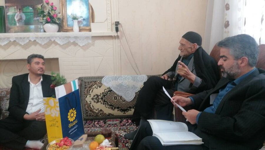 تقدیر از استاد تقی اعلایی، شاعر و نویسنده پیشکسوت شهرستان پیشوا تقدیر از استاد تقی اعلایی، شاعر و نویسنده پیشکسوت شهرستان پیشوا