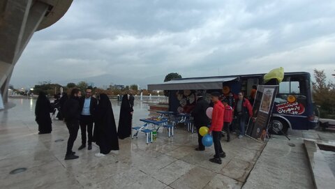 استقرار کتابخانه سیار یار مهربان ۱۰ در برج میلاد