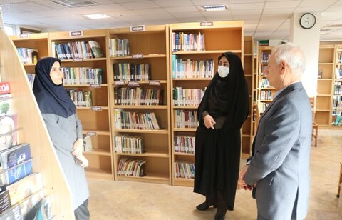 اهدای ۶۰۰ نسخه کتاب به پیشخان خدمات کتابخانهای شهید حسینی چشمه شیرین