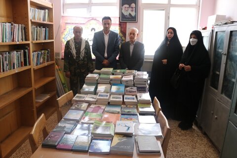 اهدای ۶۰۰ نسخه کتاب به پیشخان خدمات کتابخانهای شهید حسینی چشمه شیرین