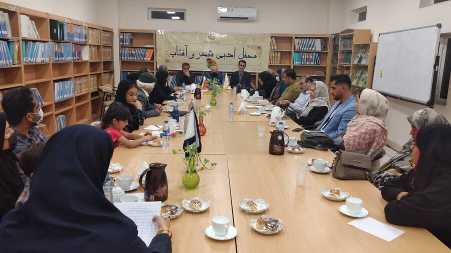 سرودن شعر توسط زنان بوشهری پس از انقلاب اسلامی سیر صعودی داشته است شعر و آفتاب