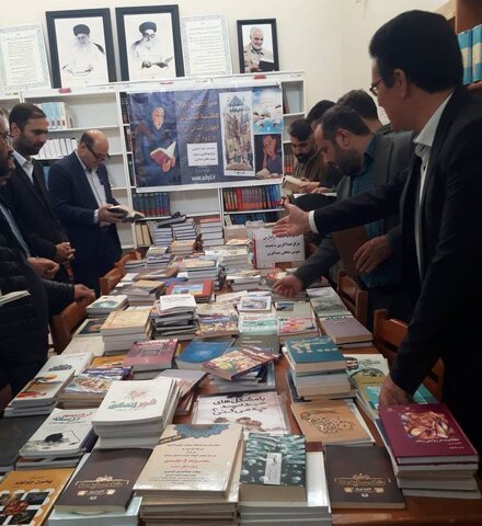 اهدای ۱۱۰۰ جلد کتاب به کتابخانههای عمومی شهرستان خداآفرین