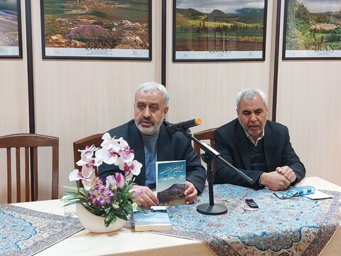 شاعران و نویسندگان زبان گویای هر قوم و ملت هستند