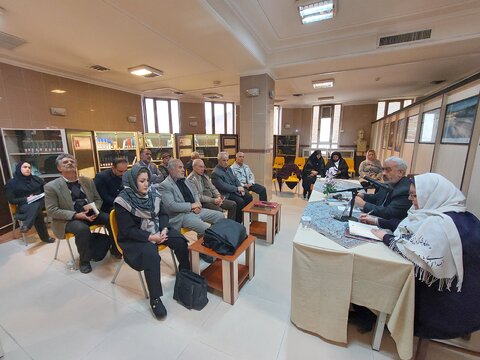 شاعران و نویسندگان زبان گویای هر قوم و ملت هستند