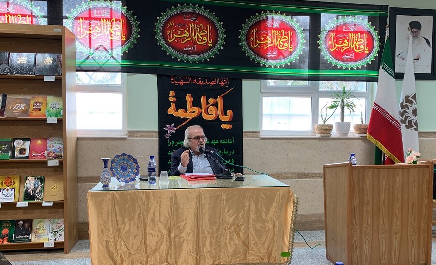 در سرودن شعر فاطمی، شناخت سیره فاطمی از منابع معتبر اسلامی اهمیت دارد سومین نشست شعر آیینی استاد مجاهدی قم