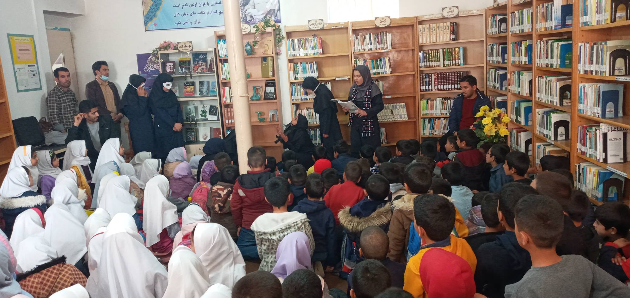 گردهم آوردن نوجوانان علاقه‌مند به کتاب در روستای اکنلو  زیر چتر طرح «با هم بخوانیم»