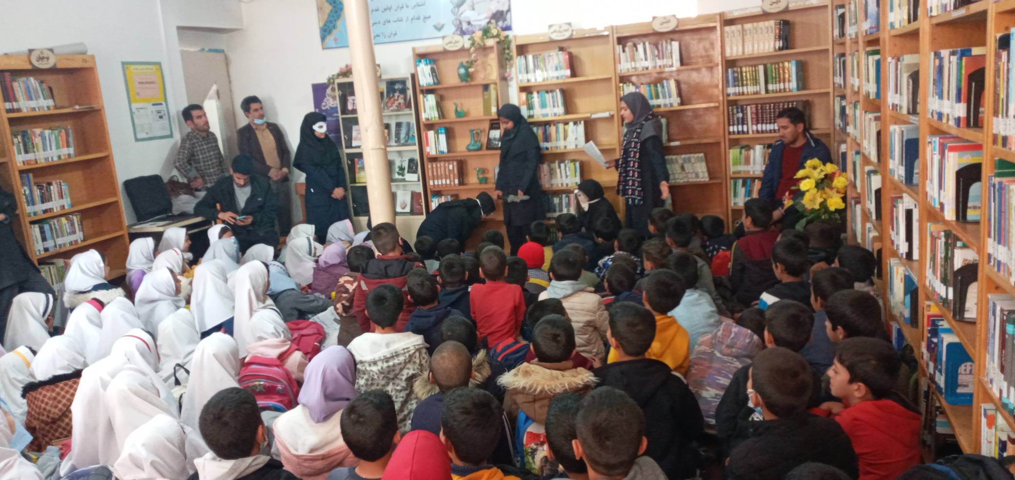 گردهم آوردن نوجوانان علاقه‌مند به کتاب در روستای اکنلو  زیر چتر طرح «با هم بخوانیم»