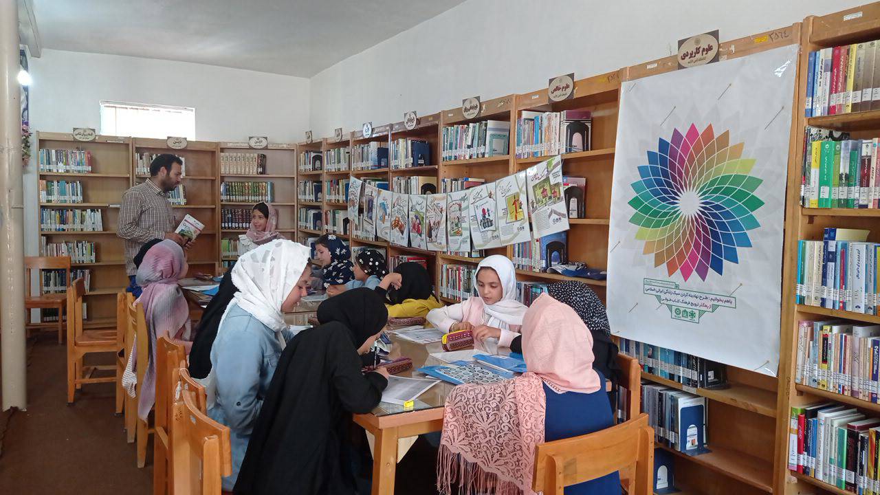 گردهم آوردن نوجوانان علاقه‌مند به کتاب در روستای اکنلو  زیر چتر طرح «با هم بخوانیم»