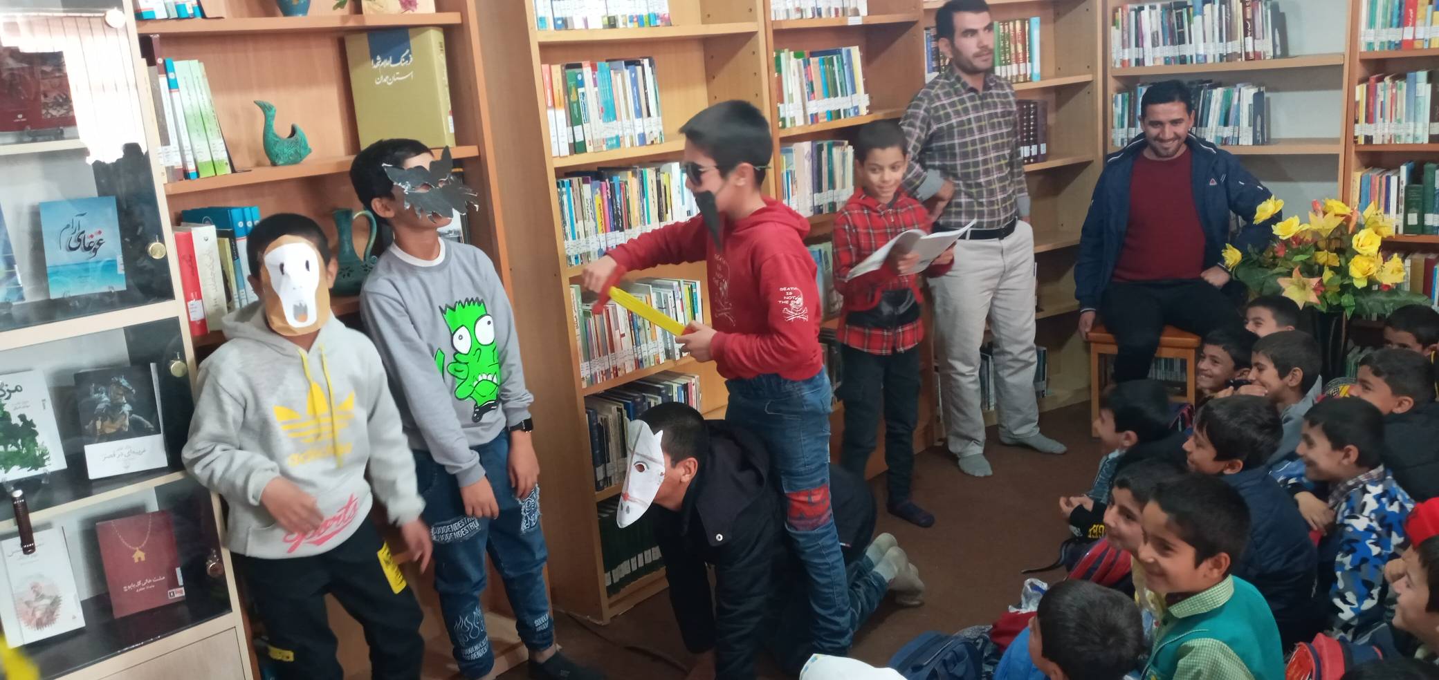 گردهم آوردن نوجوانان علاقه‌مند به کتاب در روستای اکنلو  زیر چتر طرح «با هم بخوانیم»