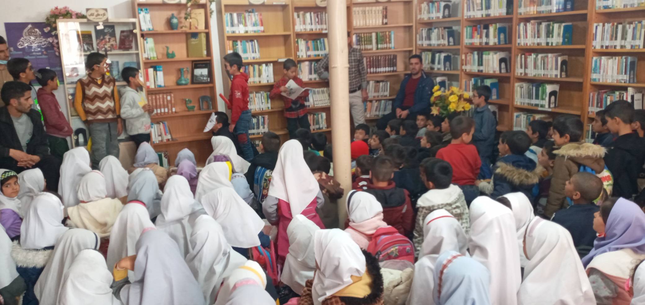 گردهم آوردن نوجوانان علاقه‌مند به کتاب در روستای اکنلو  زیر چتر طرح «با هم بخوانیم»