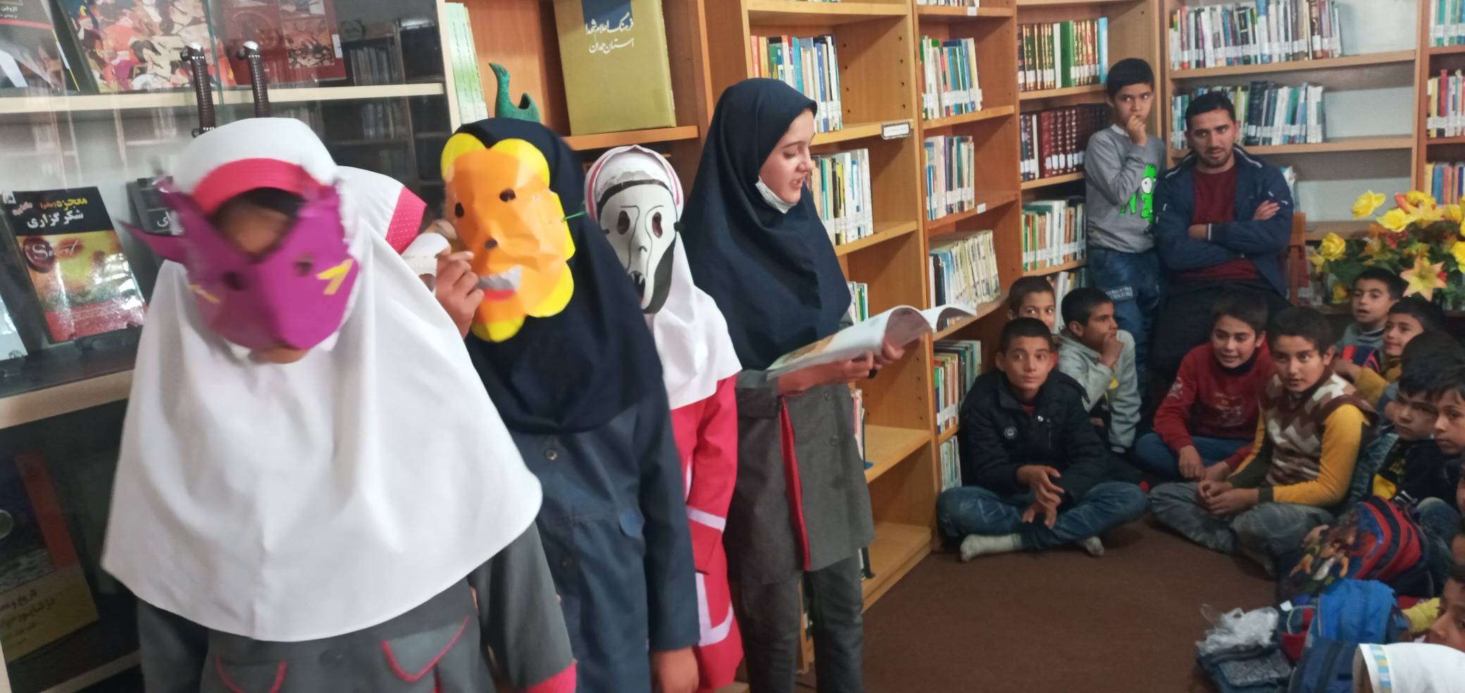 گردهم آوردن نوجوانان علاقه‌مند به کتاب در روستای اکنلو  زیر چتر طرح «با هم بخوانیم»