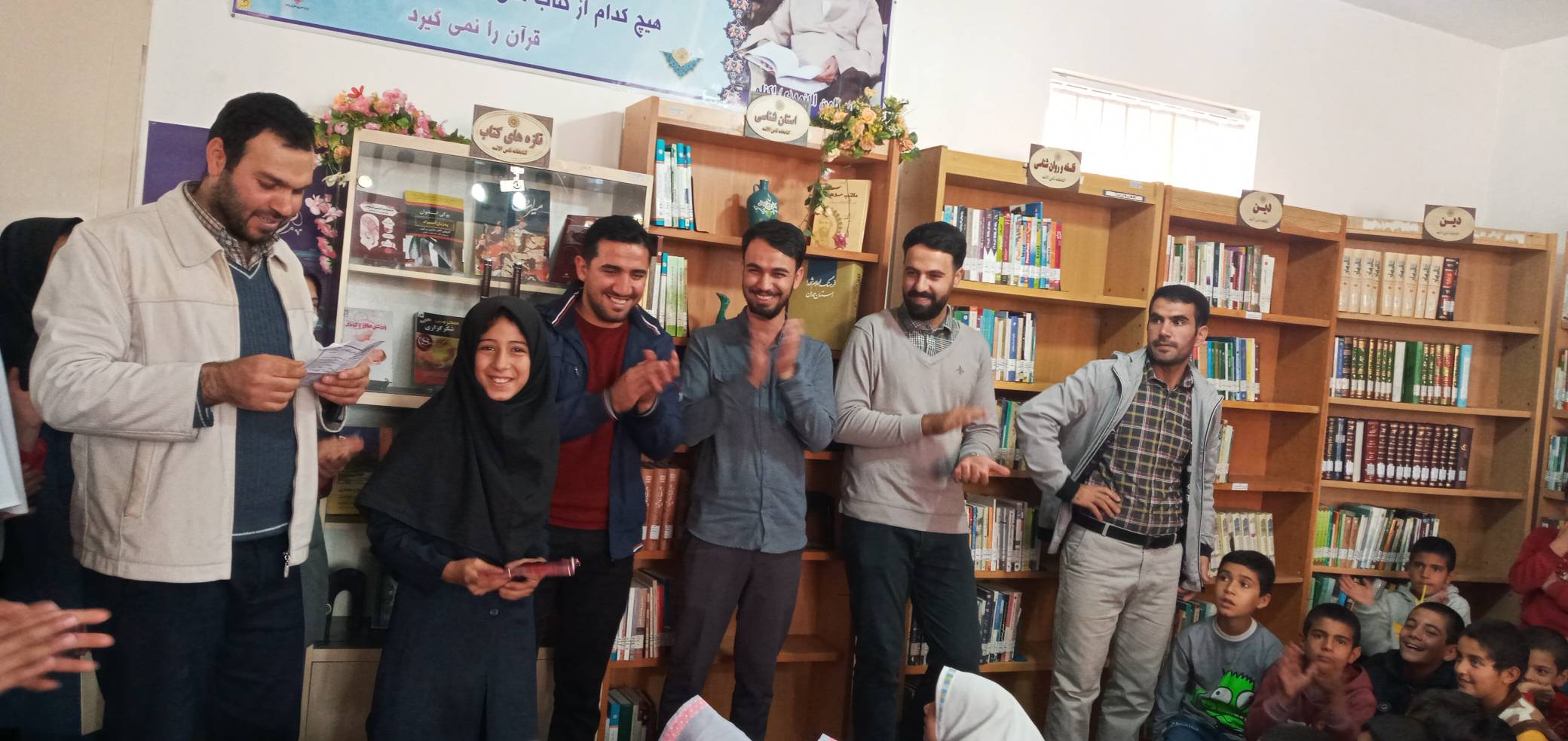 گردهم آوردن نوجوانان علاقه‌مند به کتاب در روستای اکنلو  زیر چتر طرح «با هم بخوانیم»