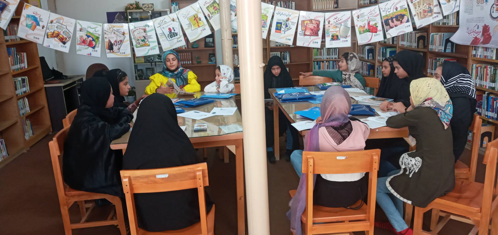 گردهم آوردن نوجوانان علاقهمند به کتاب در روستای اکنلو زیر چتر طرح «با هم بخوانیم»