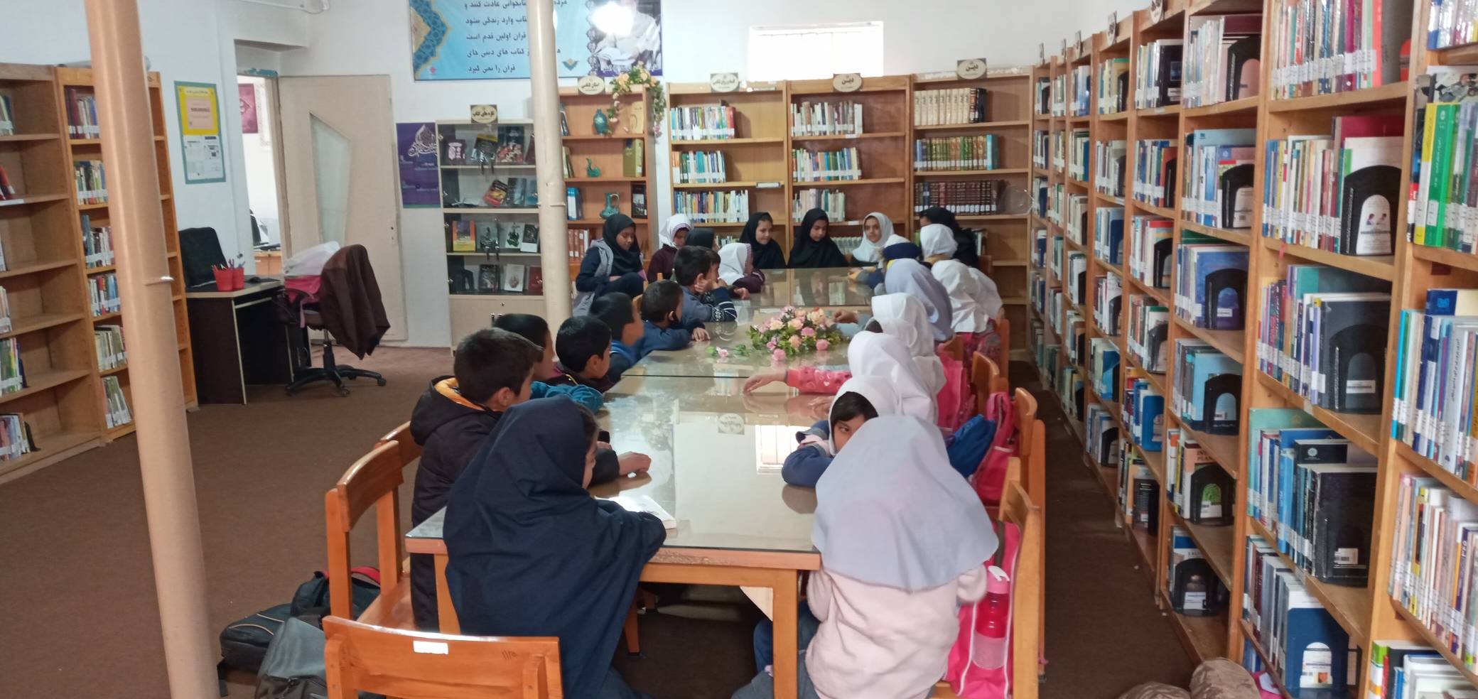 گردهم آوردن نوجوانان علاقهمند به کتاب در روستای اکنلو زیر چتر طرح «با هم بخوانیم»