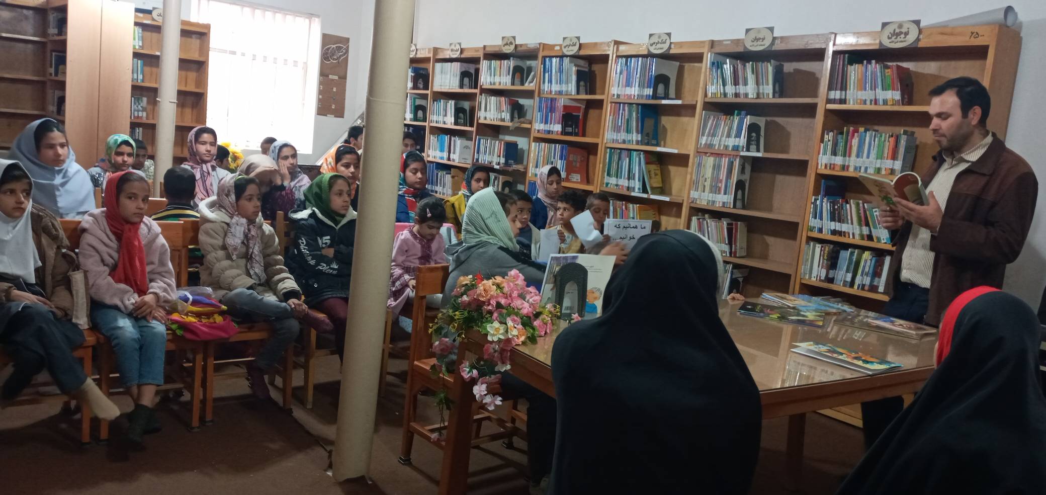 گردهم آوردن نوجوانان علاقه‌مند به کتاب در روستای اکنلو  زیر چتر طرح «با هم بخوانیم»