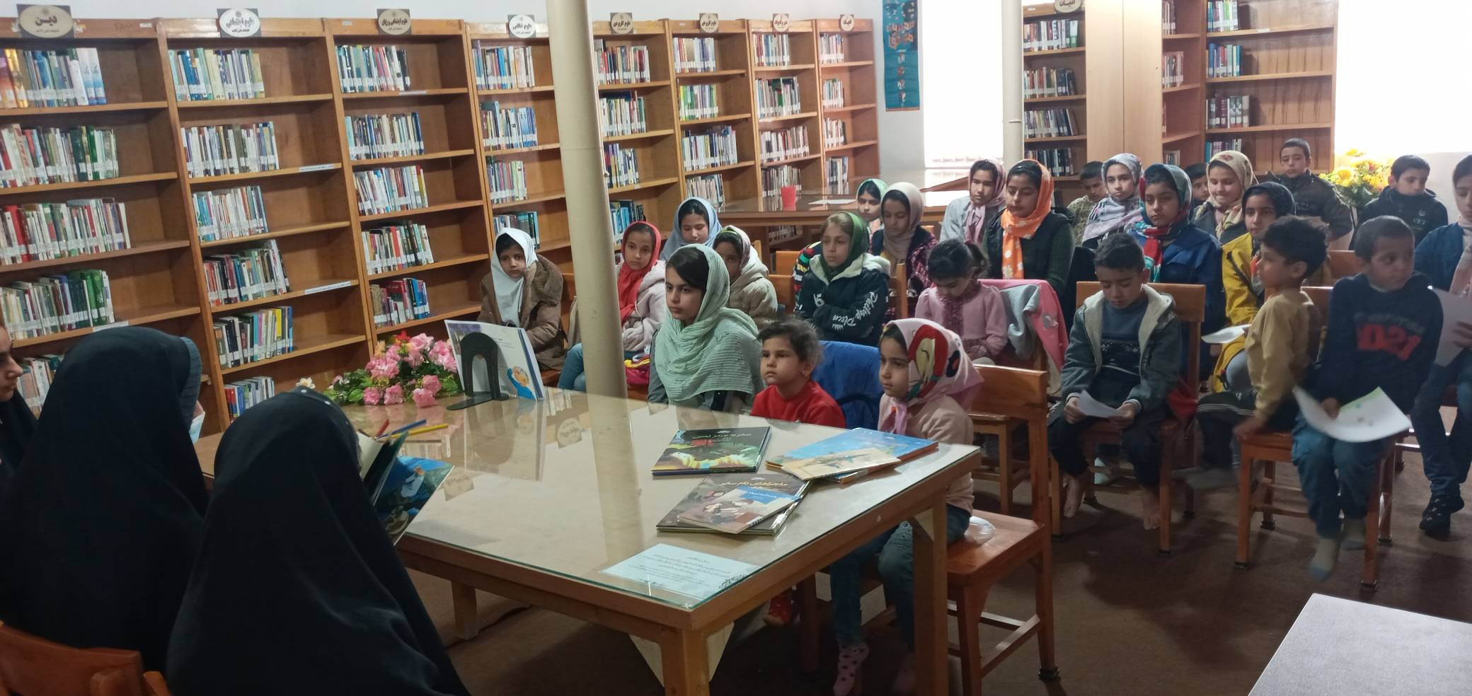 گردهم آوردن نوجوانان علاقه‌مند به کتاب در روستای اکنلو  زیر چتر طرح «با هم بخوانیم»