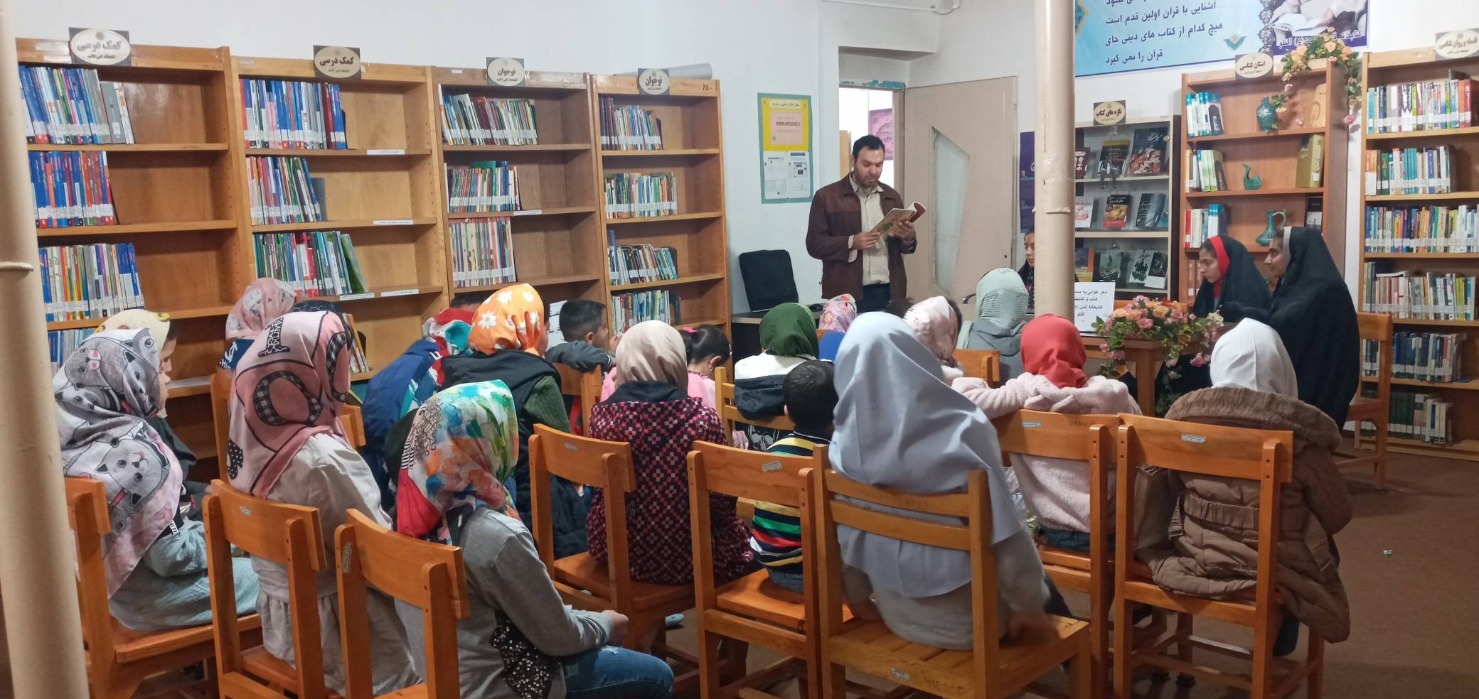 گردهم آوردن نوجوانان علاقهمند به کتاب در روستای اکنلو زیر چتر طرح «با هم بخوانیم»