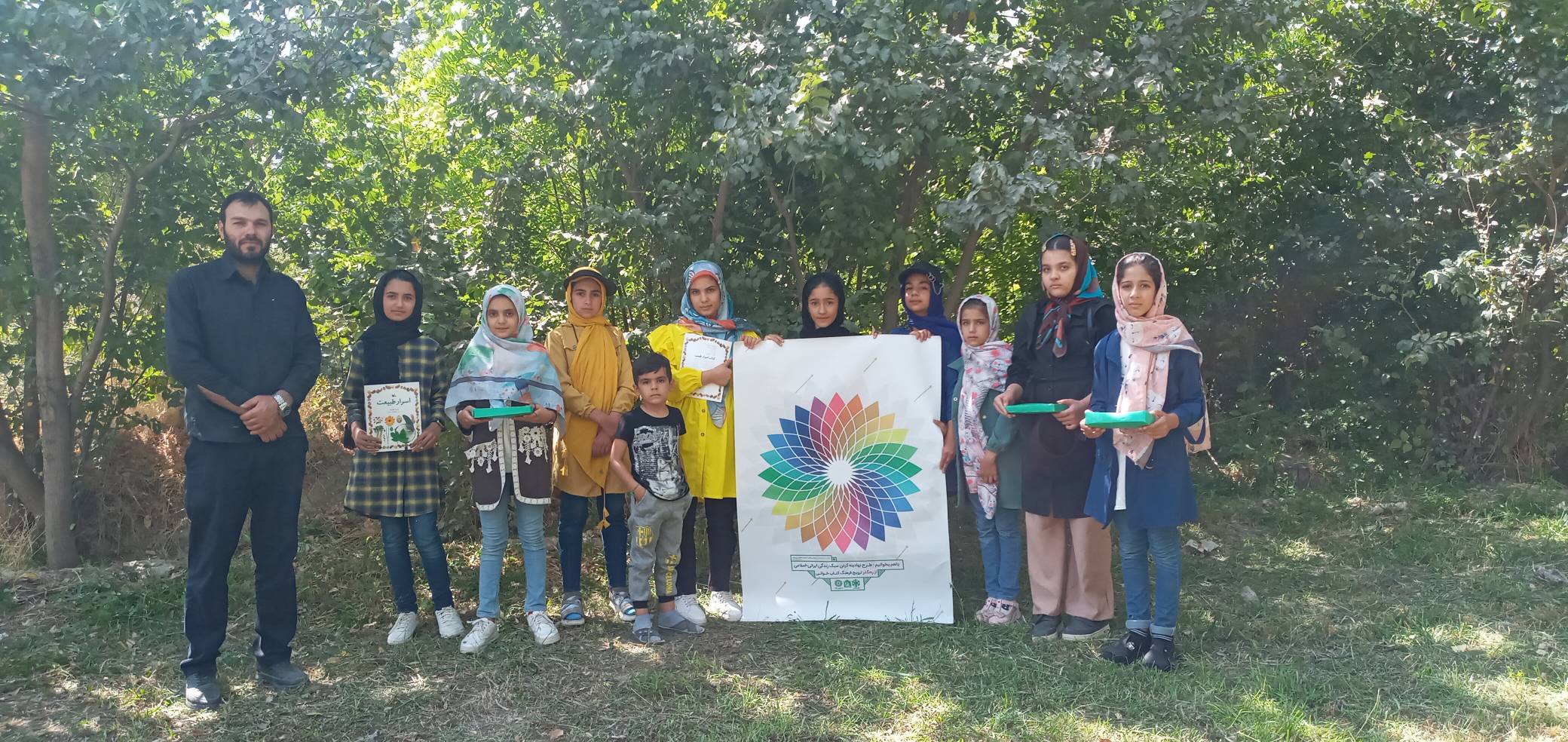 گردهم آوردن نوجوانان علاقه‌مند به کتاب در روستای اکنلو  زیر چتر طرح «با هم بخوانیم»