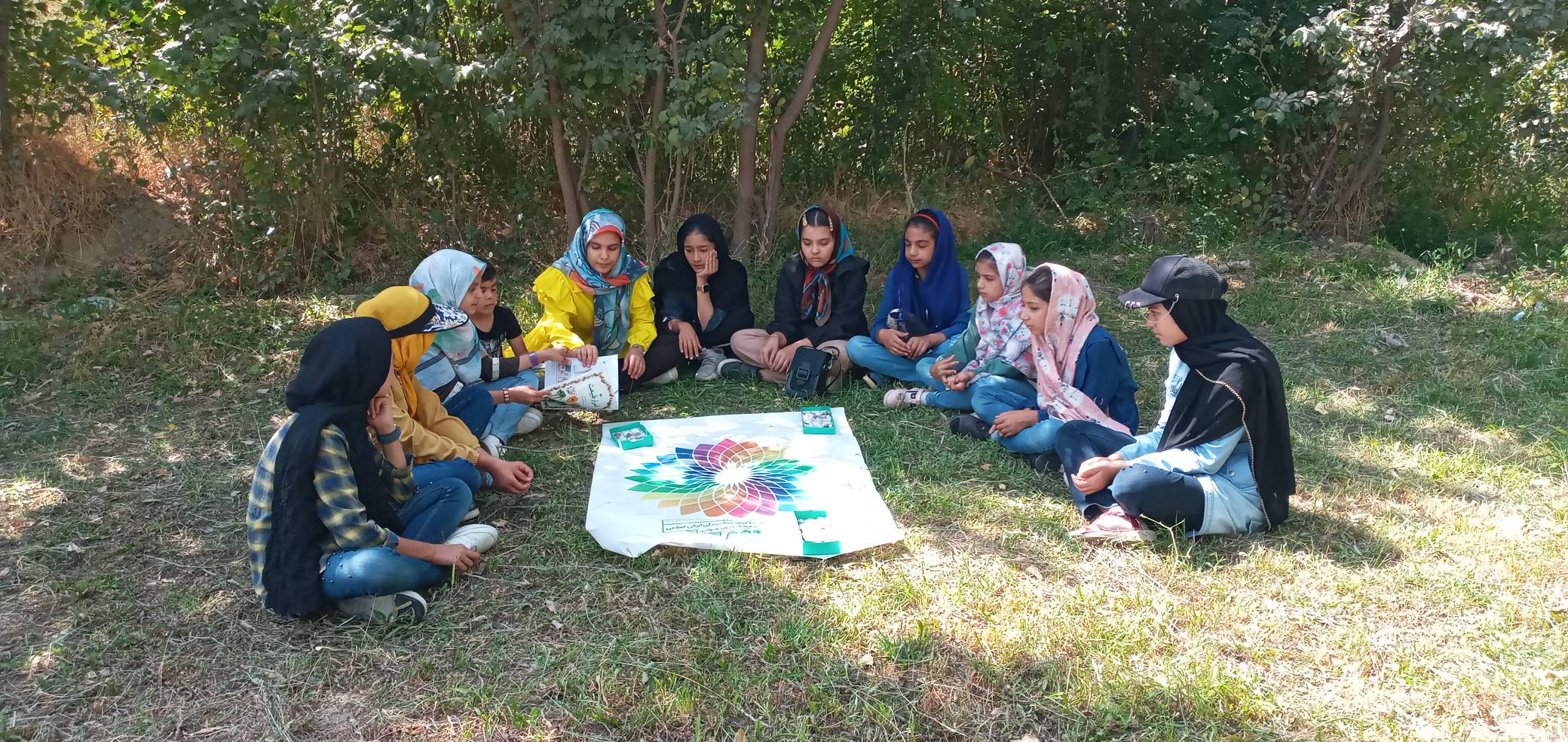 گردهم آوردن نوجوانان علاقه‌مند به کتاب در روستای اکنلو  زیر چتر طرح «با هم بخوانیم»