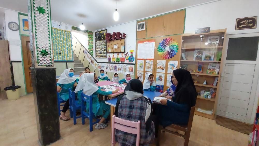 اشتیاق کودکان روستای مومن آباد برای حضور در طرح «با هم بخوانیم» / بچههای گریزپایی که پای ثابت جلسات کتابخانه شدند
