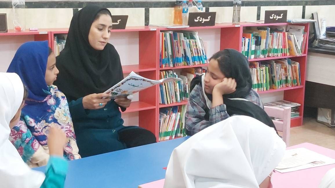 اشتیاق کودکان روستای مومن آباد برای حضور در طرح «با هم بخوانیم» / بچههای گریزپایی که پای ثابت جلسات کتابخانه شدند