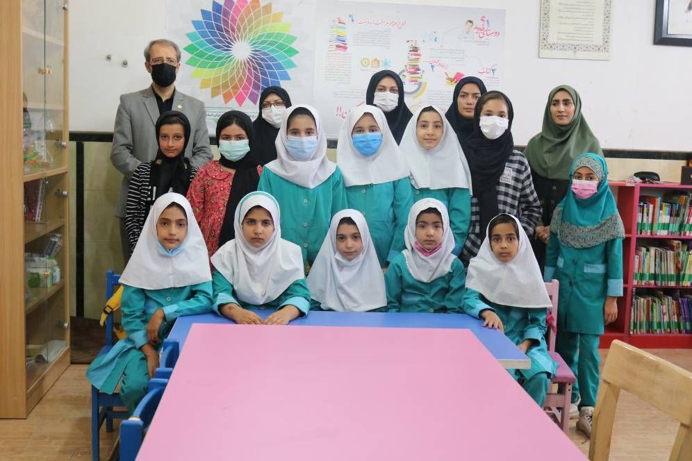 اشتیاق کودکان روستای مومن آباد برای حضور در طرح «با هم بخوانیم» / بچههای گریزپایی که پای ثابت جلسات کتابخانه شدند