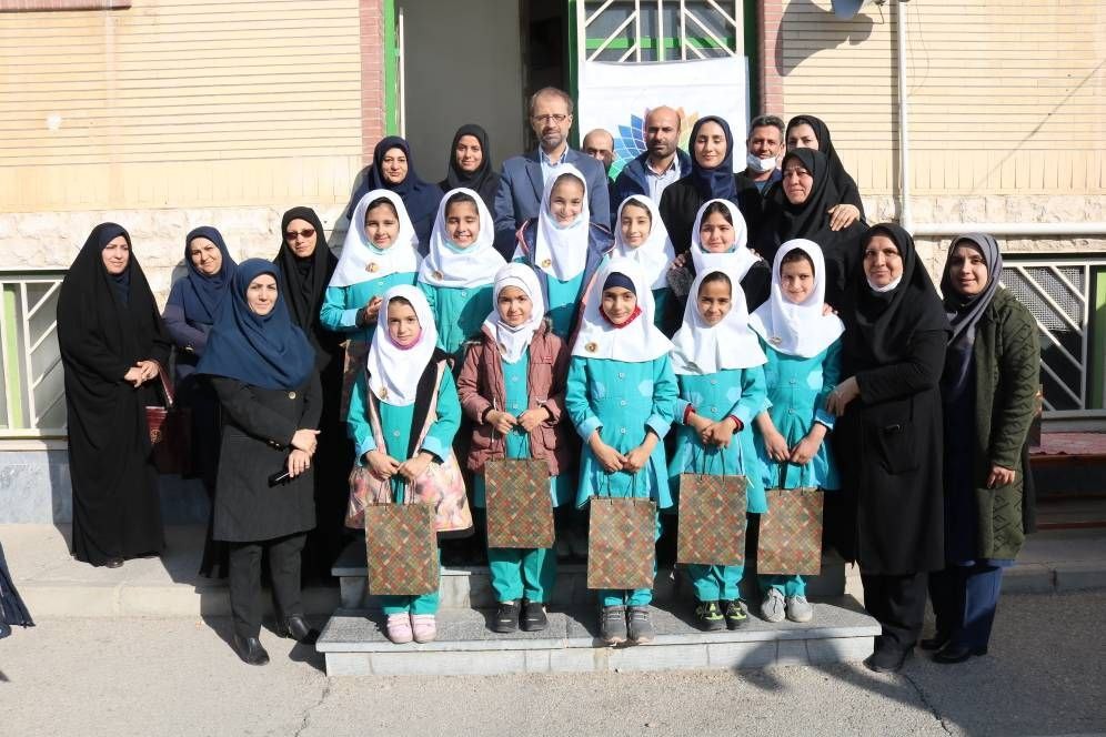 اشتیاق کودکان روستای مومن آباد برای حضور در طرح «با هم بخوانیم» / بچههای گریزپایی که پای ثابت جلسات کتابخانه شدند