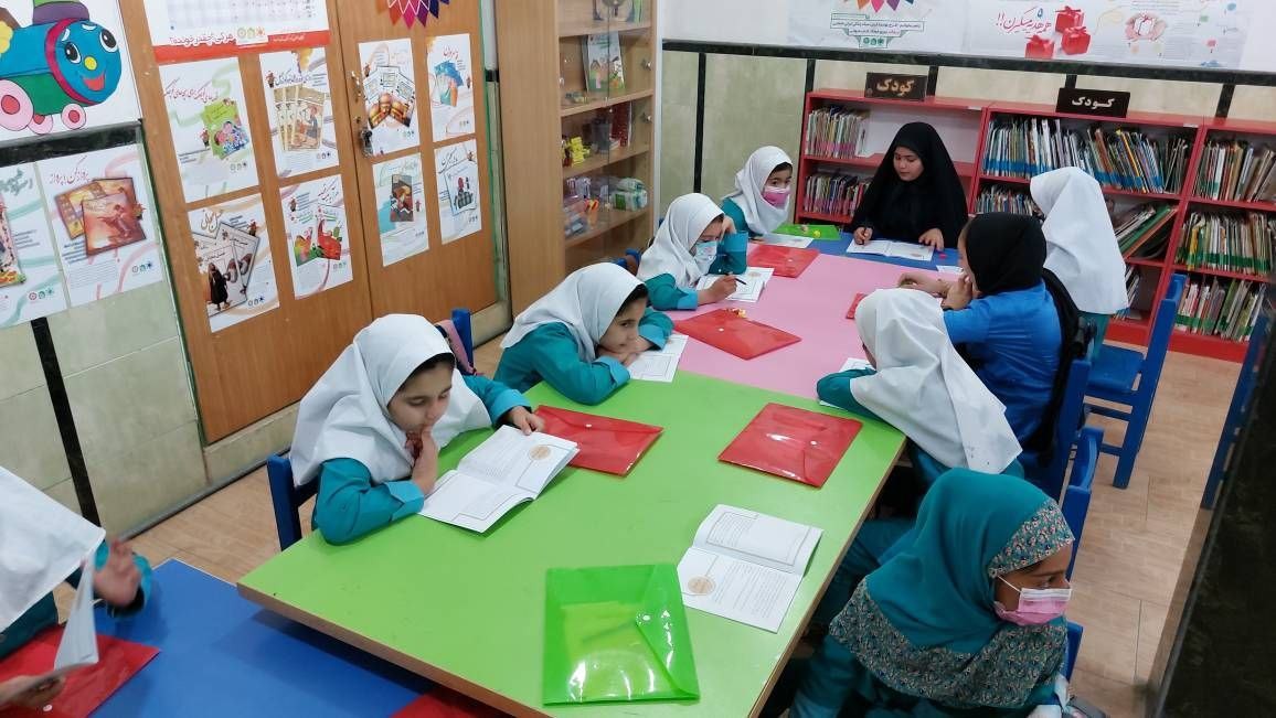 اشتیاق کودکان روستای مومن آباد برای حضور در طرح «با هم بخوانیم» / بچههای گریزپایی که پای ثابت جلسات کتابخانه شدند