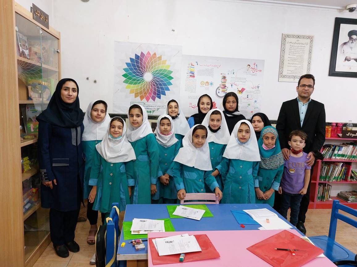 اشتیاق کودکان روستای مومن آباد برای حضور در طرح «با هم بخوانیم» / بچههای گریزپایی که پای ثابت جلسات کتابخانه شدند