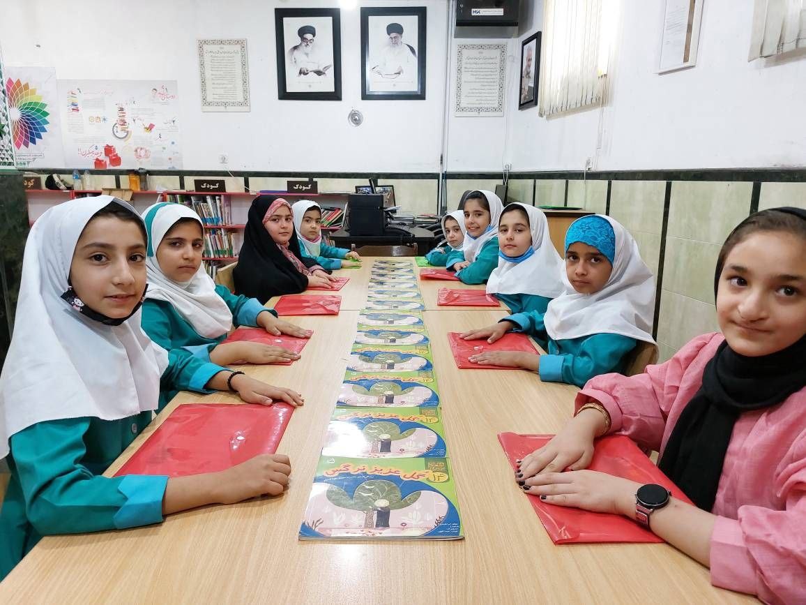 اشتیاق کودکان روستای مومن آباد برای حضور در طرح «با هم بخوانیم» / بچههای گریزپایی که پای ثابت جلسات کتابخانه شدند