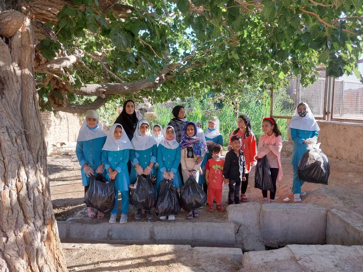 اشتیاق کودکان روستای مومن آباد برای حضور در طرح «با هم بخوانیم» / بچههای گریزپایی که پای ثابت جلسات کتابخانه شدند