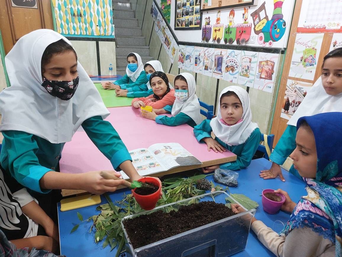 اشتیاق کودکان روستای مومن آباد برای حضور در طرح «با هم بخوانیم» / بچههای گریزپایی که پای ثابت جلسات کتابخانه شدند