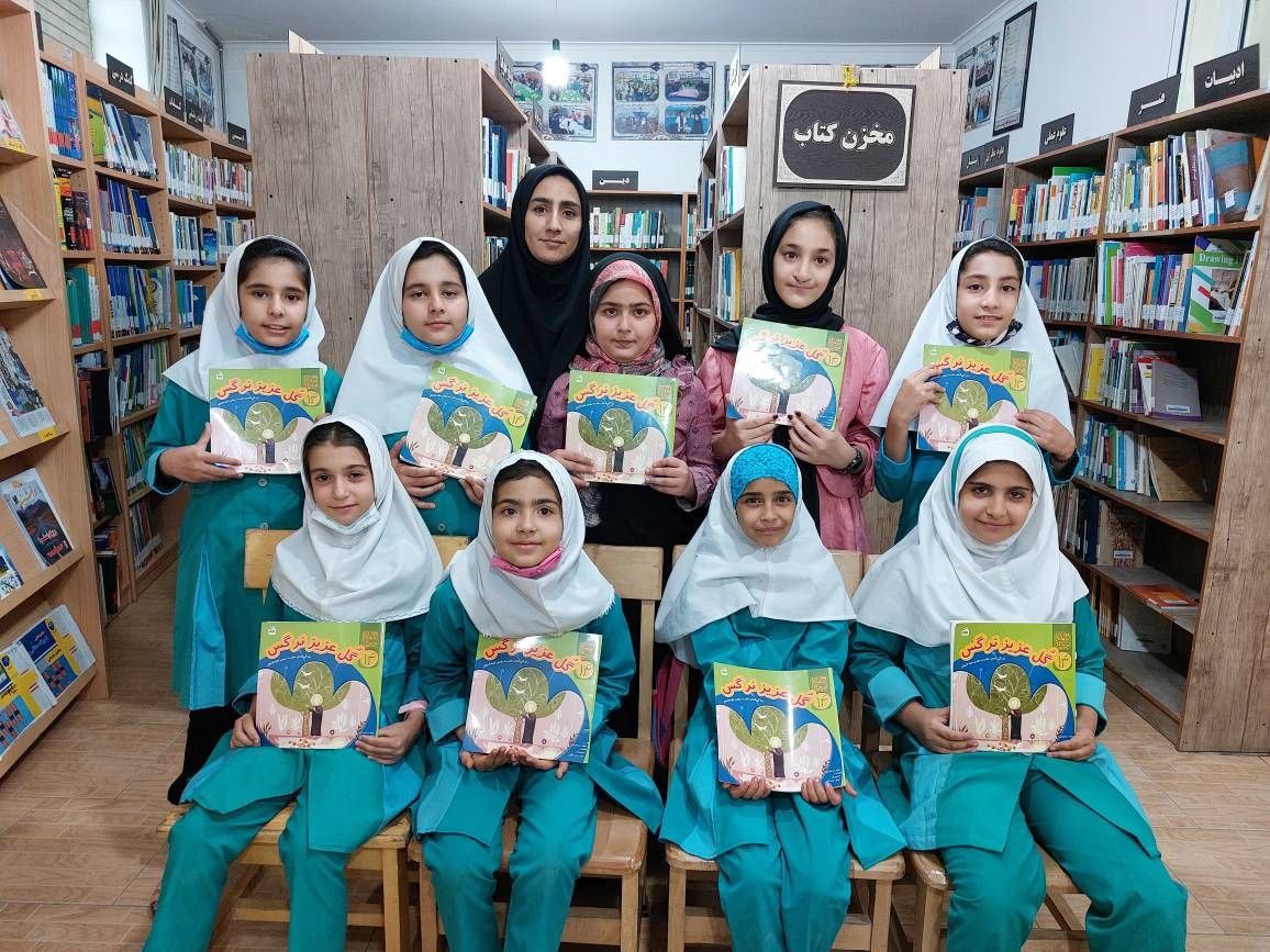 اشتیاق کودکان روستای مومن آباد برای حضور در طرح «با هم بخوانیم» / بچههای گریزپایی که پای ثابت جلسات کتابخانه شدند
