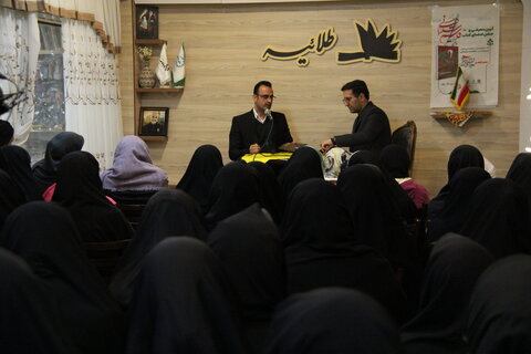 ویژه برنامه عصر شعر «جانفدا» در شهر اراک برگزار شد