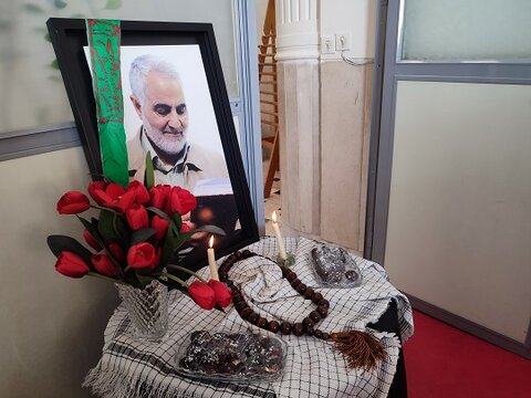 مردمدوستی و خدمت صادقانه به مردم از مهمترین مولفههای مکتب حاج قاسم سلیمانی است