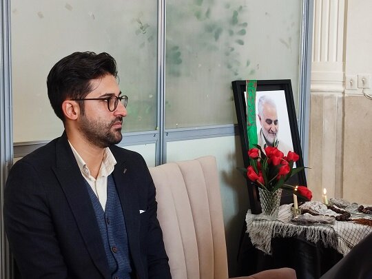 مردمدوستی و خدمت صادقانه به مردم از مهمترین مولفههای مکتب حاج قاسم سلیمانی است نشست نقد و بررسی کتاب«خاتم سلیمانی» به همت اداره کتابخانههای عمومی شهرستان شهرکرد برگزار شد