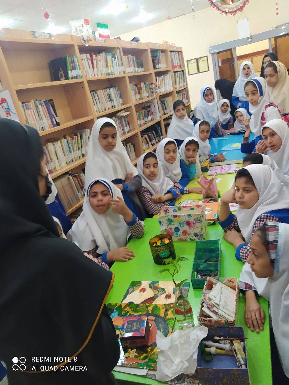 استقبال از کارگاه تولید و نحوه فروش هنرهای زینتی در کتابخانه