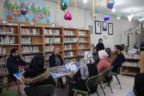  دیدار  و گفتگوی صمیمانه سرپرست اداره‌کل کتابخانه‌های عمومی اصفهان با اعضای  کتابخانه عمومی شهید مفتح