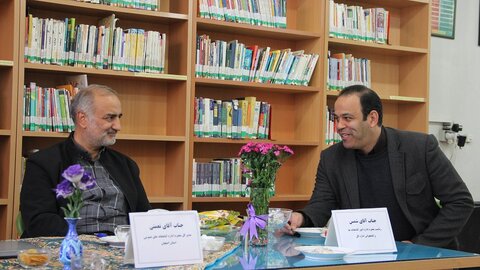 دیدار و گفتگوی صمیمانه سرپرست ادارهکل کتابخانههای عمومی اصفهان با اعضای کتابخانه عمومی شهید مفتح