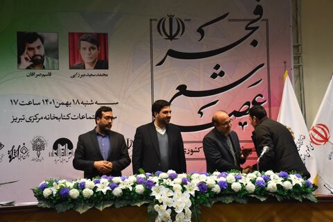 شعر باید جریانساز و رشد دهنده فضائل باشد