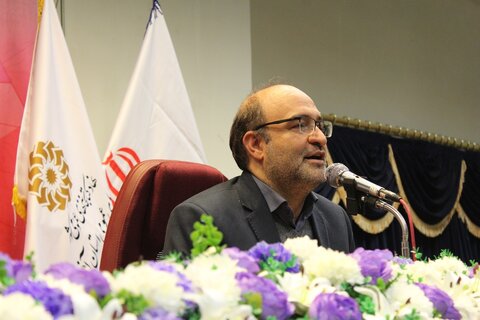 شعر باید جریانساز و رشد دهنده فضائل باشد