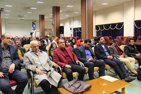 شعر باید جریانساز و رشد دهنده فضائل باشد