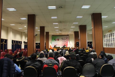 شعر باید جریانساز و رشد دهنده فضائل باشد