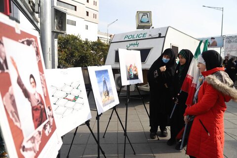 استقبال مردم پایتخت از غرفه اداره کل کتابخانههای استان در راهپیمایی باشکوه ۲۲ بهمن