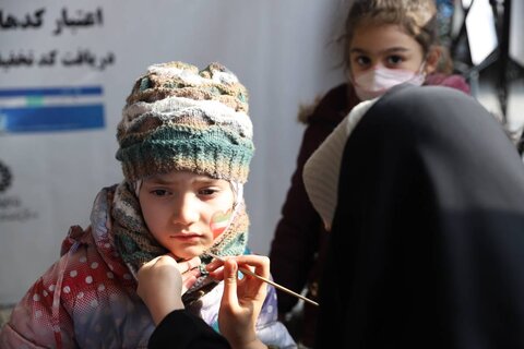 استقبال مردم پایتخت از غرفه اداره کل کتابخانههای استان در راهپیمایی باشکوه ۲۲ بهمن